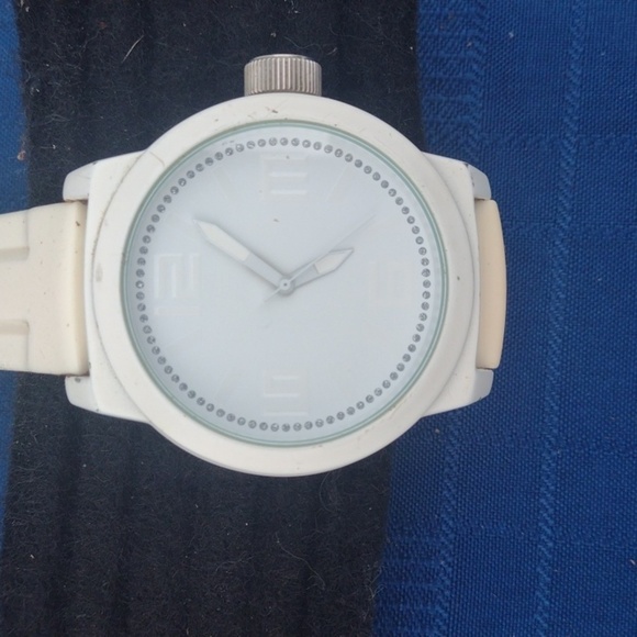 Kenneth Cole Reaction Unisex Watch - Picture 1 of 2